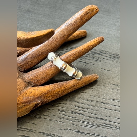 Size 8 White Resin Ring - Picture 4 of 9